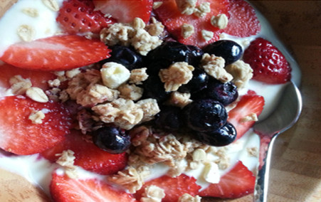 Breakfast berries with granola