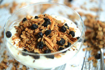 Blueberries and granola breakfast bowl